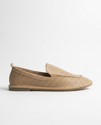 Flat shoe