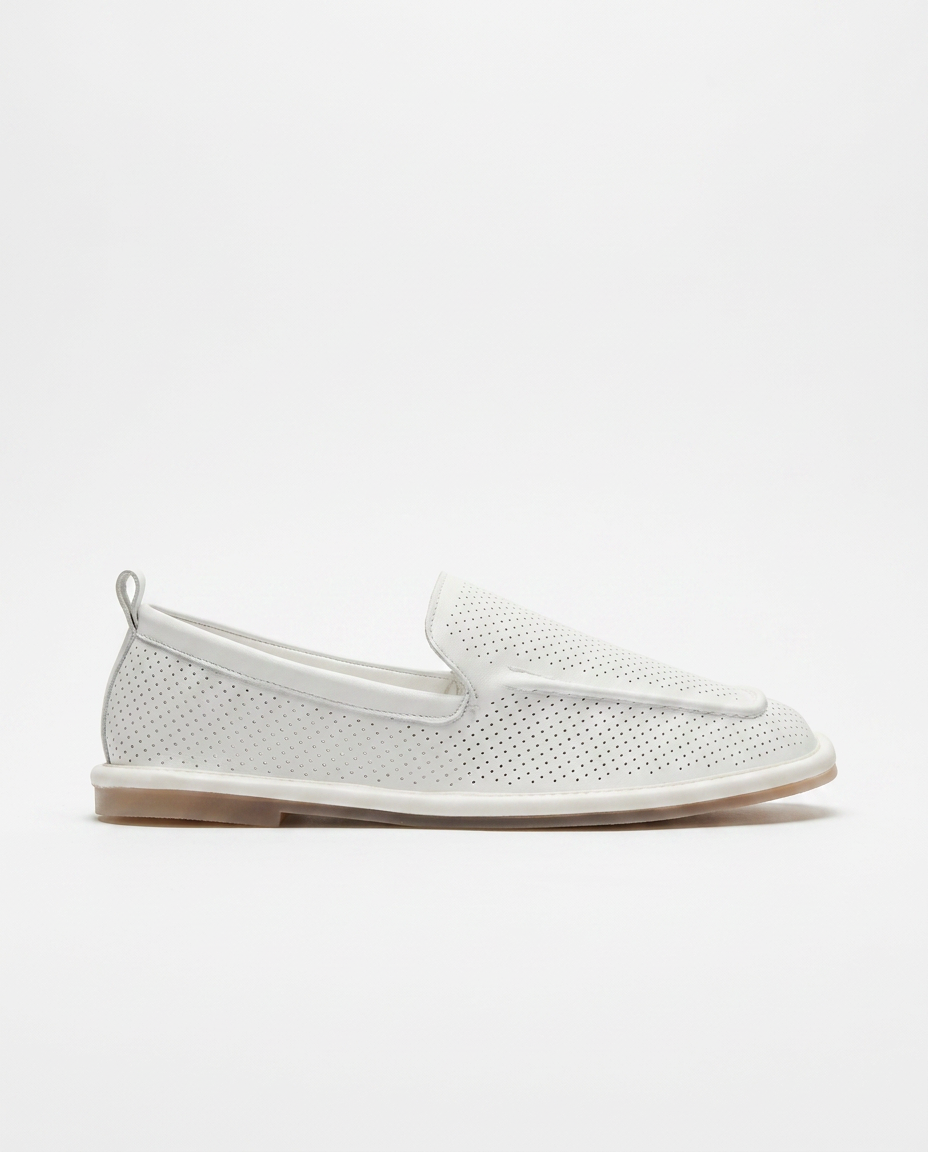 Flat shoe